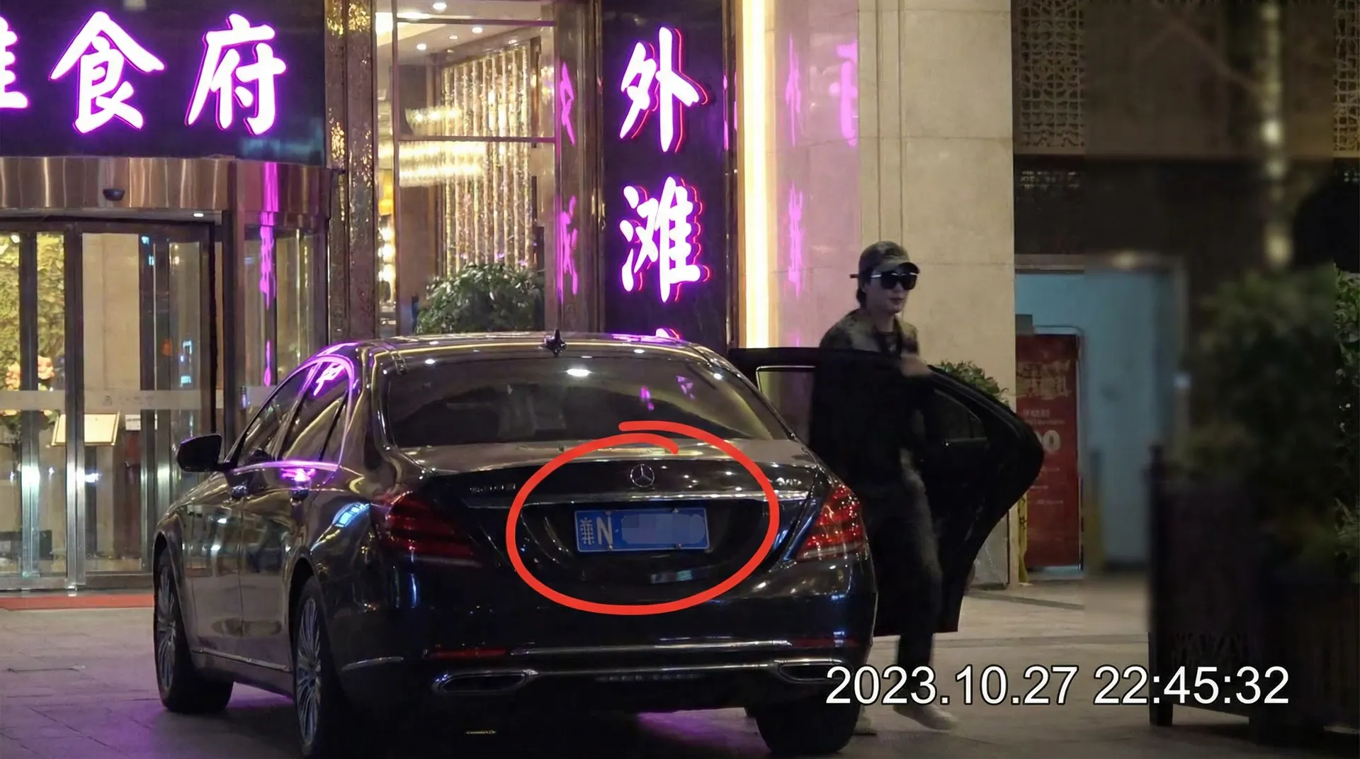 万博体育官网平台 - 豪车餐厅外偷拍